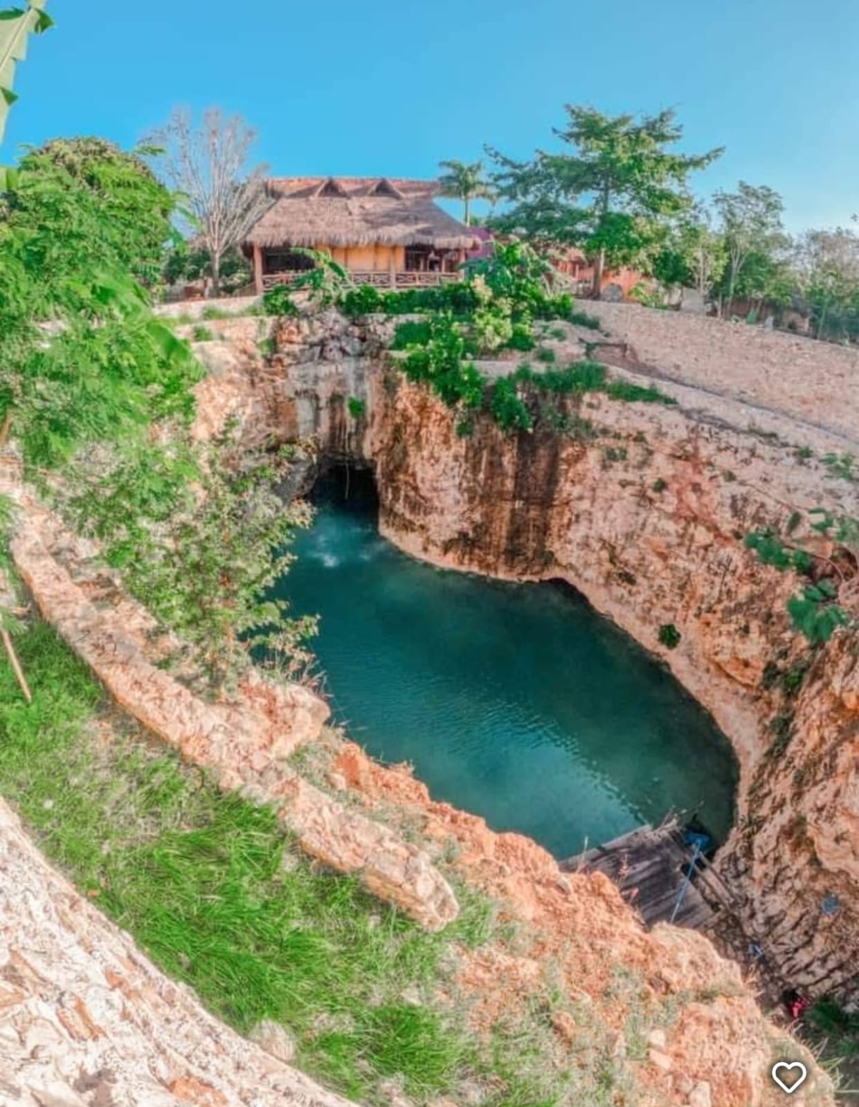 Vista aérea del cenote en Homún, Yucatán — punto de encuentro para tours con Mochotours