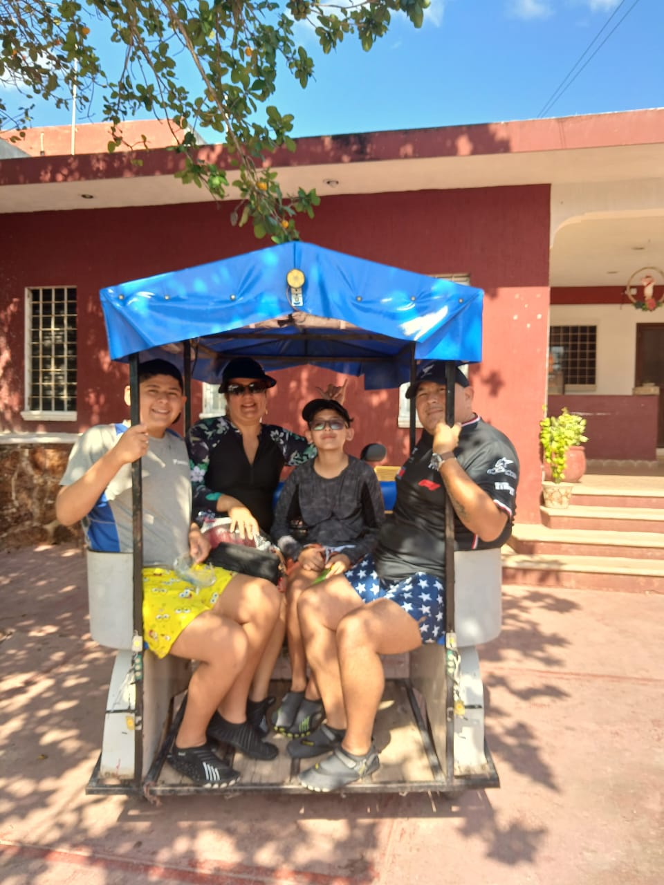 Familia viajando en moto-taxi tradicional en Homún, Yucatán