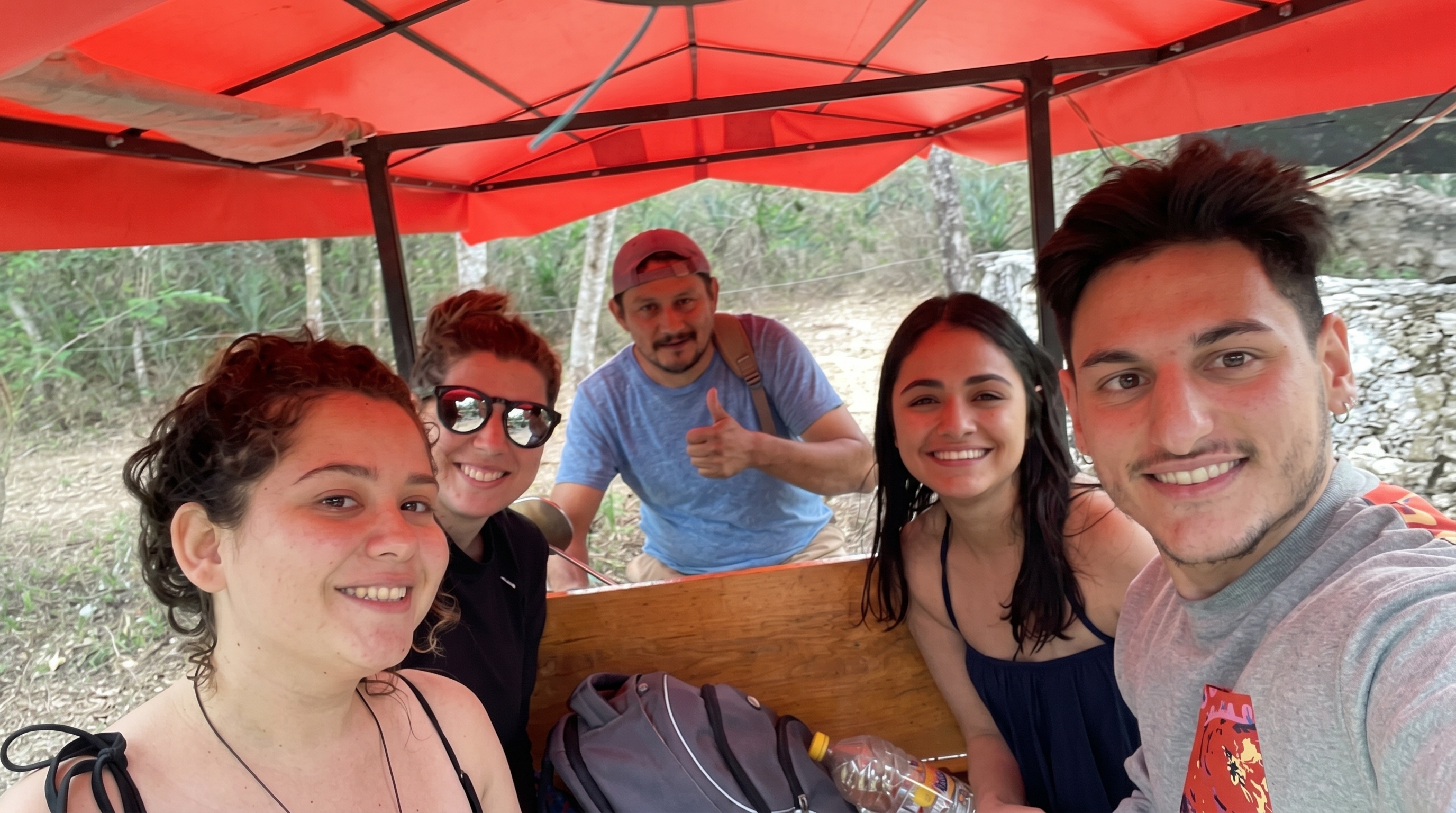 Turistas disfrutando de un tour guiado en los cenotes de Homún, Yucatán con Mochotours